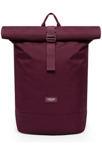 Zaino roll-top bordeaux con chiusura anteriore a fibbia, maniglia superiore e etichetta "LARKSON HAMBURG" al centro anteriore.