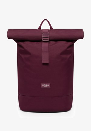 Sac à dos roll-top bourgogne avec fermeture à boucle à l'avant, poignée supérieure et étiquette "LARKSON HAMBURG" au centre avant.