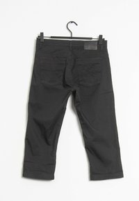 Zwarte cropped broek met een gladde, matte textuur, voorzien van twee achterzakken en een rechthoekig taillepatch.