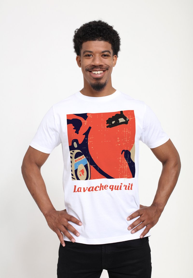 Witte T-shirt met een kleurrijke grafische print van abstracte vormen en de tekst "La vache qui rit" in vetrode letters.