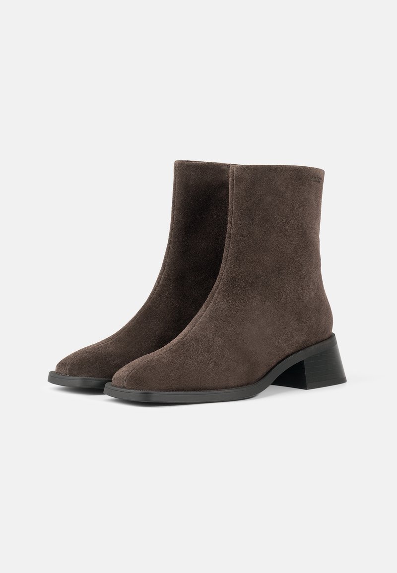 Bottines en suède marron avec un bout carré, un petit talon droit et une texture lisse. Ouvertures sur les côtés et aucun détail matériel visible.