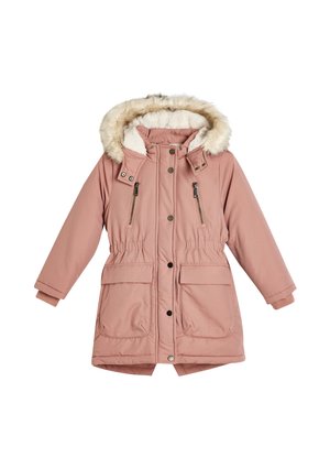 Chaqueta parka rosa con capucha forrada de piel sintética, bolsillos en el pecho con cremallera, cintura con cordón ajustable y cierre frontal abotonado. Textura suave y diseño de longitud media.