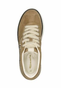 Beige Wildlederschuh mit cremefarbenen Schnürsenkeln und flauschigen Details. Verfügt über eine abgerundete Zehenpartie, eine weiße Sohle und ein goldenes Logo auf der Innensohle.