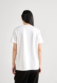 DKNY BOYFRIEND OVERSIZE WITH GIANT  - T-shirts med print - white