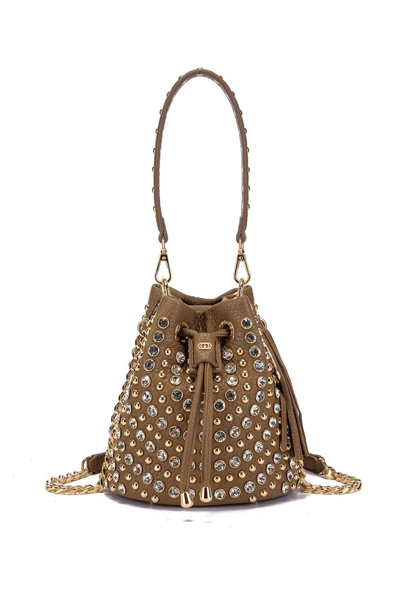 Braune Wildleder-Bucket-Bag, verziert mit silbernen und goldenen Nieten, Kordelzugverschluss und kurzem Kettenriemen für vielseitige Tragemöglichkeiten.