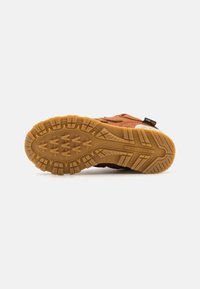 New Balance Vysoké tenisky - brown