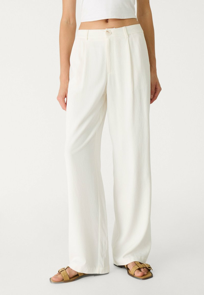 Stradivarius STRAIGHT FIT  - Trousers - beige