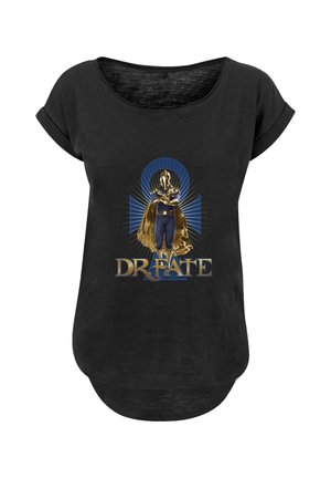 Schwarzes T-Shirt mit lockerer Passform und umgeschlagenen Ärmeln. Es zeigt eine Grafik eines Charakters in Gold und Blau mit dem Text "DR. FATE" in stilisierter Schrift.