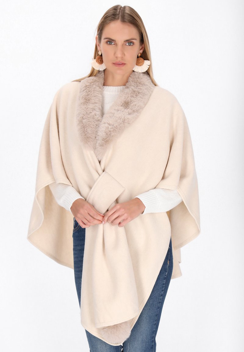 Poncho bej cu o guler moale, asemănător blănii; fabricat dintr-un material texturat, având un design de tip wrap și un detaliu de legare la talie.