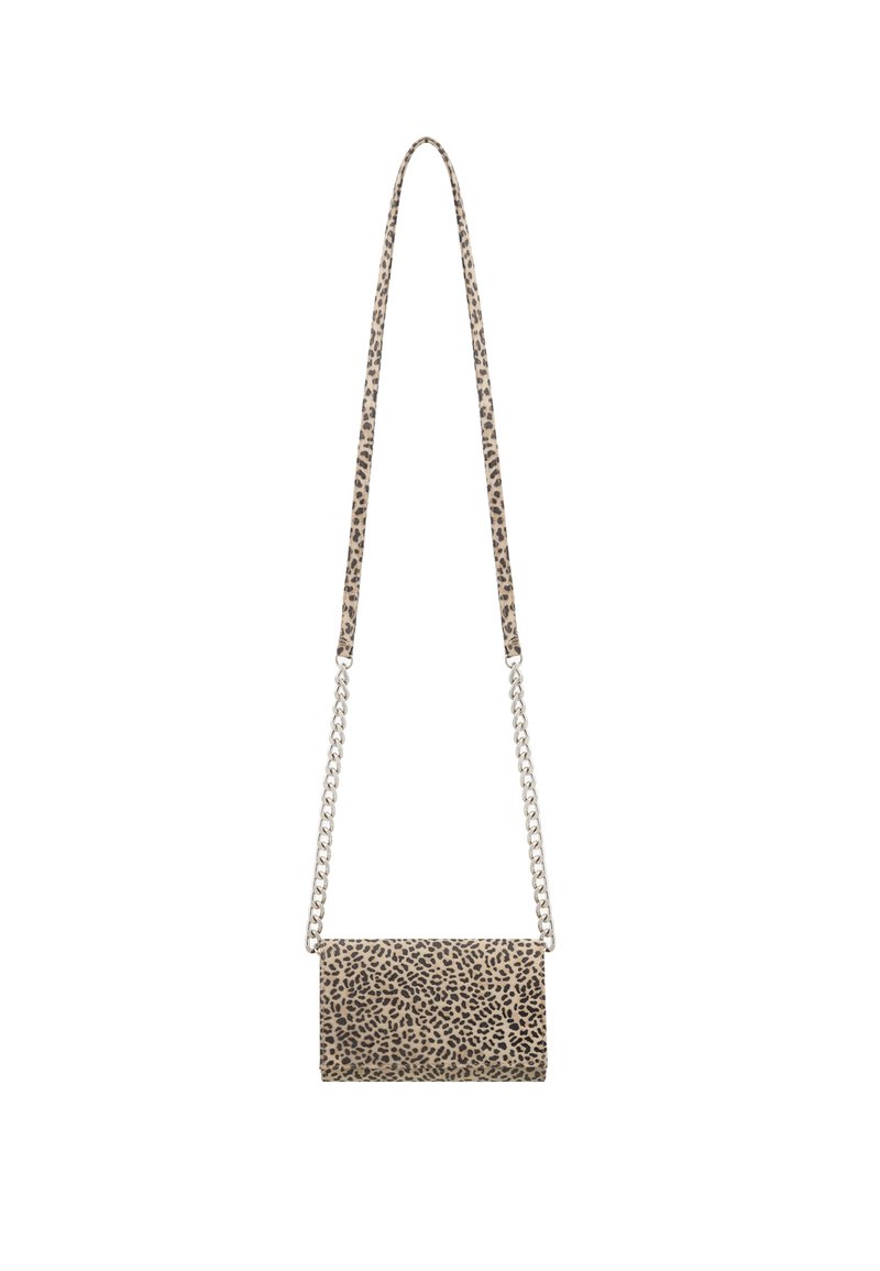 Borsa a tracolla con stampa leopardata e tracolla a catena. Realizzata in materiale sintetico, presenta una forma rettangolare e una texture liscia.