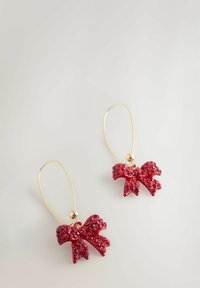 Sarkanu sveķu auskari, kas veidoti kā bantītes, rotāti ar sarkaniem rhinestones uz zelta toņa āķiem, ar noapaļotu pērlīšu akcentu.