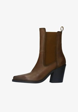 Bruine leren enkelboot met een vierkante neus, elastische zijpanelen en een stevige zwarte hak voor stabiliteit. Soepele en matte afwerking.
