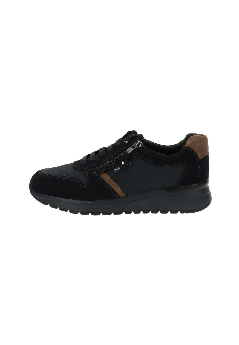 Zapatillas de hombre con parte superior de gamuza negra, acentos marrones, cierre de cordones y detalle de cremallera en el lateral; suela de goma con agarre texturizado.