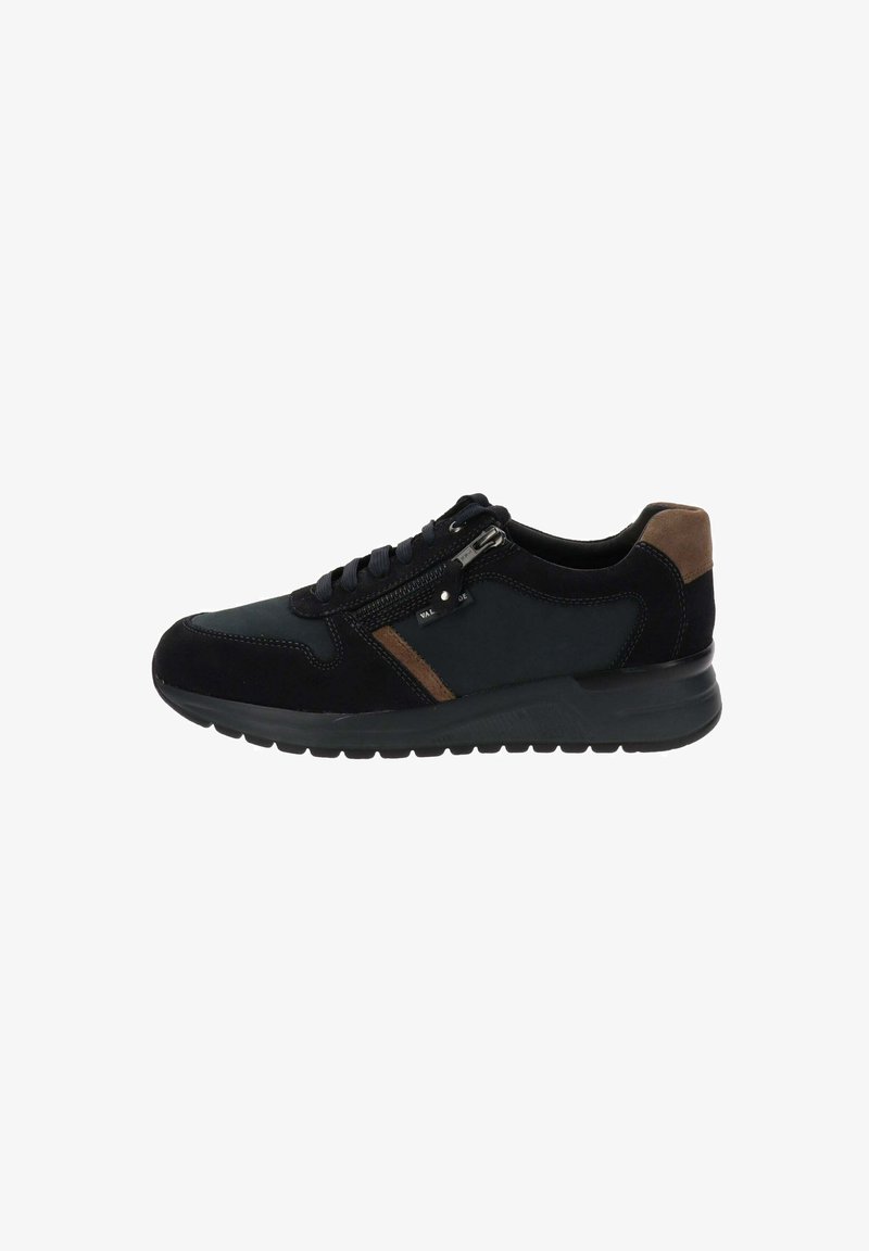 Męskie sneakersy z czarną zamszową cholewką, brązowymi akcentami, sznurowaniem oraz detalem zamka błyskawicznego z boku; gumowa podeszwa z teksturowanym gripem.