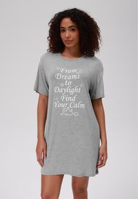 Vestito da notte in cotone grigio con collo rotondo e maniche corte. Design del testo in bianco che recita "Da sogni a luce del giorno Trova la tua calma."