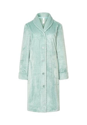 Bata de baño larga de color verde claro y textura suave, con cuello de chal, cierre de botones, mangas con puños y bolsillos frontales.