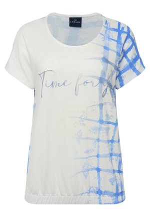 Witte katoenen T-shirt met blauw abstract patroon. Heeft een ronde halslijn en korte mouwen. Tekst "Tijd voor" in lichtgrijs.