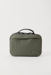 Pochette verde oliva compatta con zip e maniglia, con etichetta "Riutilizza Ricicla Ripeti" nell'angolo anteriore.