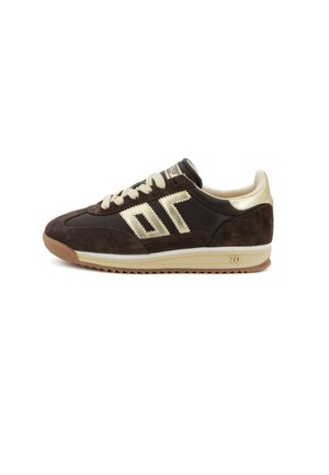 Sneaker in suede e pelle marrone e crema con lacci beige, suola a zigzag e accenti crema "70" e strisce sui lati.