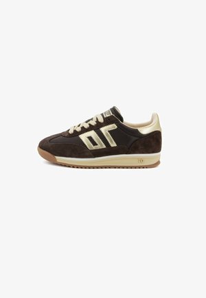 Sneaker in suede e pelle marrone e crema con lacci beige, suola a zigzag e accenti crema "70" e strisce sui lati.
