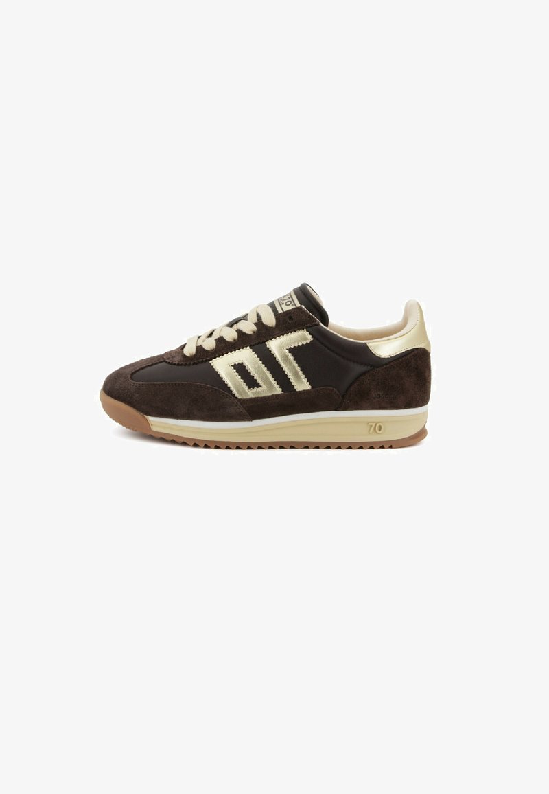 Sneaker in suede e pelle marrone e crema con lacci beige, suola a zigzag e accenti crema "70" e strisce sui lati.