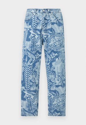 Lyseblå jeans med mørkere blå grafiske trykk, inkludert rutemønstre og stilisert tekst, rett ben, frontknapp og lommer.