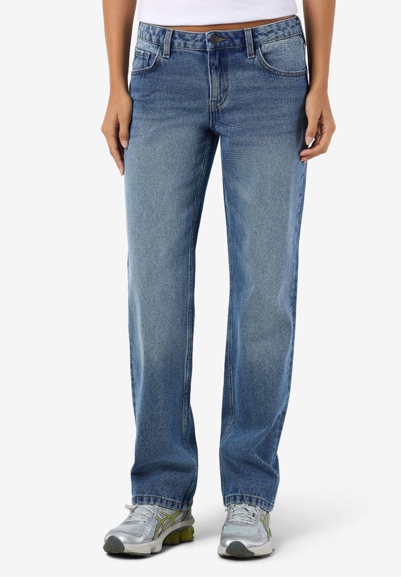 Μπλε τζιν από ντένιμ, με σχέδιο ίσιου ποδιού, πέντε τσέπες και κουμπί στη μέση, με ξεθωριασμένο φινίρισμα.