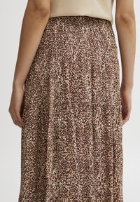 Rok met luipaardprint van lichtgewicht stof, elastische tailleband en gelaagd ontwerp in bruin, crème en roestkleuren.