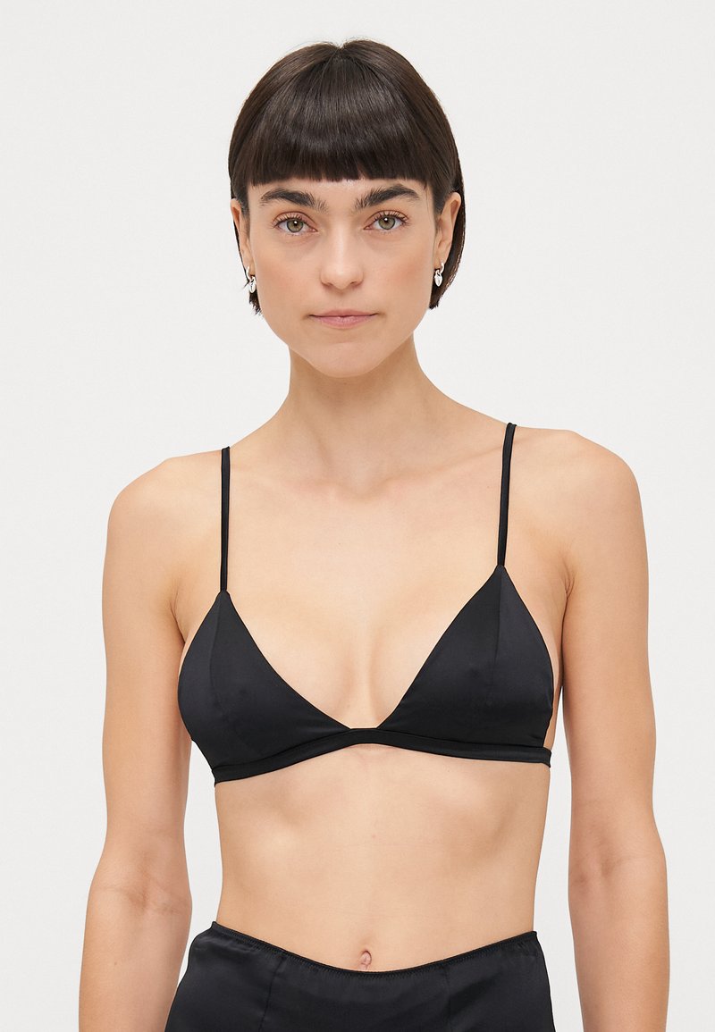 Melna trīsstūra formas bralette ar plānām siksnām, izgatavots no gludas auduma. Tajā ir zema izgriezuma apkakle un minimālistisks dizains.