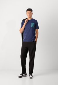 Scotch & Soda REGULAR FIT LEFT CHEST LOGO - Potiskana majica - peacoat