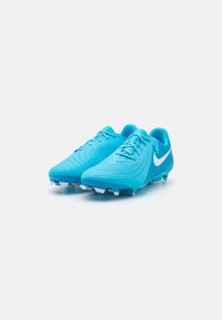 Blå fodboldsko med struktureret overflade, smal form, traditionel snøring og hvid Nike-logo. Spidser på sålen for greb.