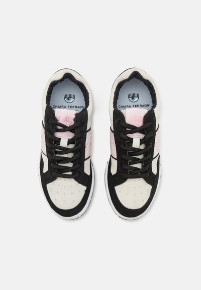 Schwarze, weiße und pinke Sneaker mit Schnürdesign, ausgestattet mit einem Obermaterial aus Wildleder und Stoff, einer perforierten Zehenkappe und einer markengeprägten Innensohle.