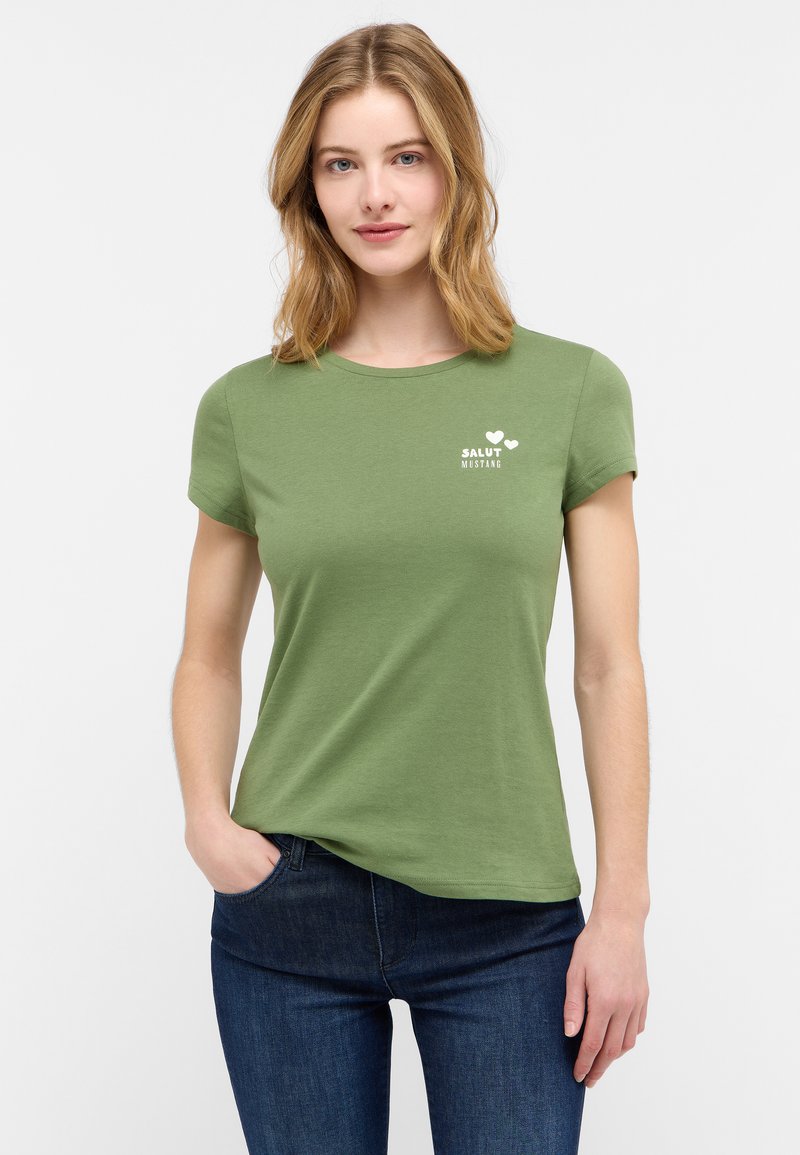Green short-sleeve t-shirt with round neck, featuring white text "SALUT MUSTANG" and heart graphics, made from soft cotton blend material.