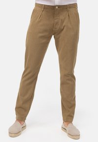 Khaki chinos o prostym kroju nogawki, z przodu z zaszewkami i zapięciem na guzik. Wykonane z miękkiej mieszanki bawełny dla wygody.