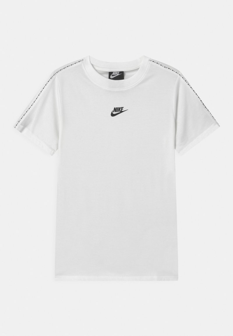 Biele bavlnené tričko s krátkymi rukávmi, so čiernym logom Nike na hrudi a akcentovaným šitím pozdĺž ramenných švov.