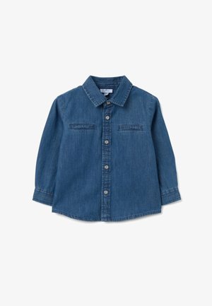 Camisa de mezclilla de botones en azul oscuro con mangas largas, un collar puntiagudo, dos bolsillos en el pecho y un dobladillo ligeramente curvado. Tejido texturizado.