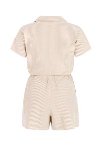 Mono de manga corta con patrón de rayas en beige y marrón claro, con cuello con solapa y cintura elástica para un ajuste cómodo.