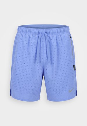 Αθλητικό σορτς ανοιχτού μωβ χρώματος με μικρές τρύπες, ελαστική μέση, κορδόνι, τσέπη με φερμουάρ στο πλάι και λογότυπο Nike στο αριστερό πόδι.