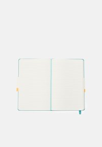 Quaderno rilegato con dorso turchese, pagine rigate e una linguetta gialla sul lato per un facile accesso. Vista aperta con layout pulito.