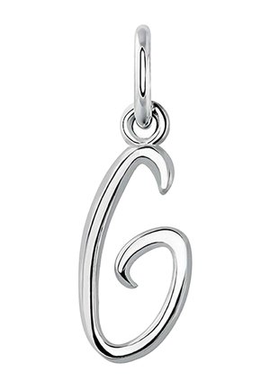 Colgante de plata en forma de la letra "G," con una superficie suave y pulida y un diseño simple y elegante.