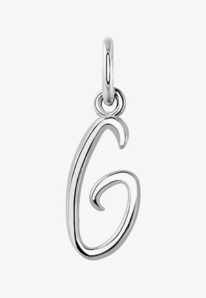 Colgante de plata en forma de la letra "G," con una superficie suave y pulida y un diseño simple y elegante.