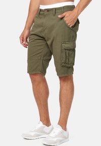 Olijfgroene cargoshorts van katoen, met meerdere zakken, een relaxte pasvorm en gestikte accenten langs de naden.