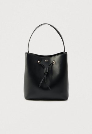 Černá kožená taška ve tvaru kbelíku s hladkou texturou, stahovací šňůrkou a jedním ramenním popruhem. Ozdobena kováním v zlatém tónu a logem.