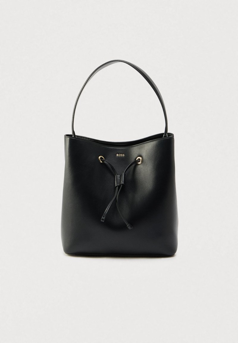 Musta nahkainen säilytyspussi, jossa sileä pinta, nyörisuljenta ja yksi olkahihna. Varustettu kultasävyisillä metalliosilla ja logolla.