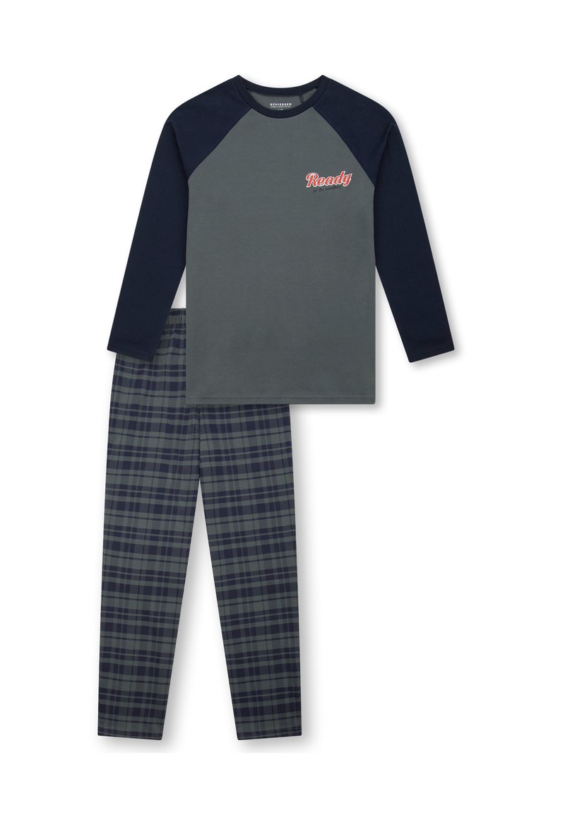 Chemise grise à manches longues avec des manches raglan bleu marine et le texte "Prêt", associée à un pantalon de pyjama à carreaux sombres dans des tons gris et bleu marine.