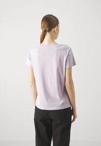 Armani Exchange T-shirts med print - violet sky
