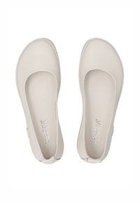 Witte leren ballet flats met een ronde neus, een gladde textuur en een subtiel logo op de binnenzool. Eenvoudig instapontwerp met minimale details.