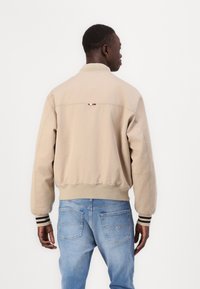 Tommy Hilfiger REVERSIBLE - Geacă bomber - sandalwood
