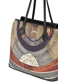 Grande borsa a spalla con un design circolare e un motivo di mappa stampato in tonalità beige, blu e rosso. Manici e bordi in pelle sintetica nera.