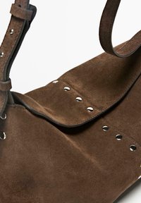 Braune Wildledertasche mit Klappendesign, silbernen Hardware-Akzenten und glatter Textur, mit einem Schultergurt für einfaches Tragen.